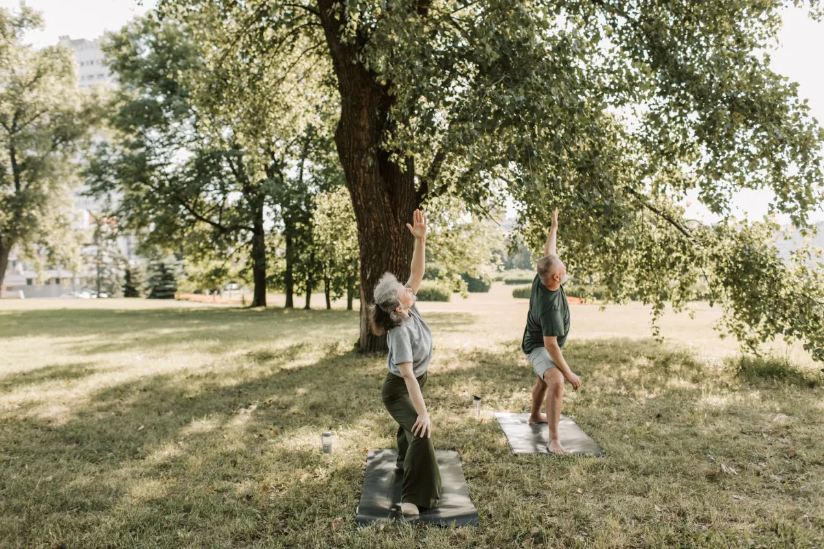 Yoga quotidien chez les seniors : les indications de la HAS